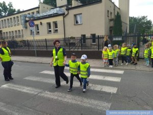 funkcjonariuszka z Komendy Powiatowej Policji w Wołowie podczas nauki przedszkolaków prawidłowego przechodzenia przez przejście dla pieszych