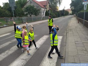 funkcjonariuszka z Komendy Powiatowej Policji w Wołowie podczas nauki przedszkolaków prawidłowego przechodzenia przez przejście dla pieszych