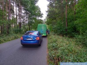 nieoznakowany radiowóz policyjny i zatrzymany do kontroli drogowej pojazd typu bus