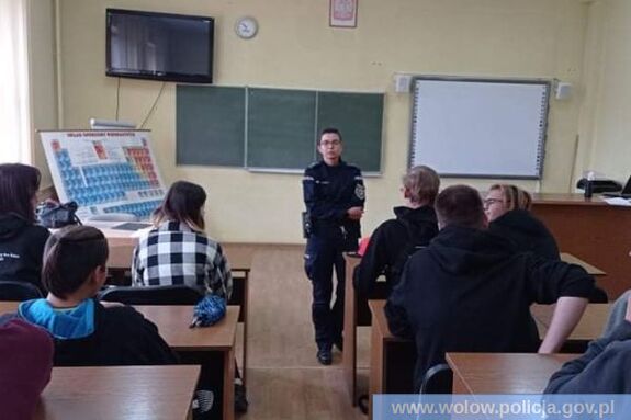 funkcjonariuszka Komendy Powiatowej Policji w Wołowie podczas prowadzenia prelekcji z uczniami Zespołu Szkół Zawodowych w Brzegu Dolnym