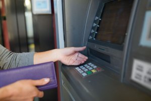 Ukradł kartę bankomatową i wraz ze znajomymi dokonywali nią transakcji płatniczych