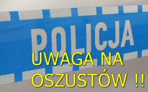 napis uwaga na oszustów na tle policyjnego radiowozu