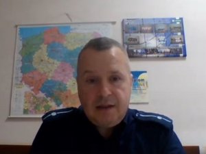 funkcjonariusz podczas prowadzenia spotkania online