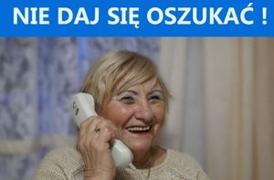 starsza kobieta rozmawiająca przez telefon oraz napis nie daj się oszukać