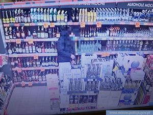 mężczyzna przy stoisku z alkoholem w supermarkecie