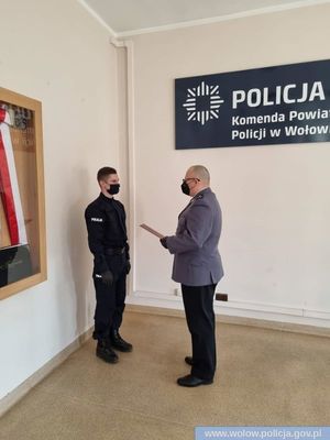 Komendant Powiatowy Policji w Wołowie podczas rozmowy z funkcjonariuszem