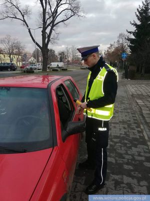 Funkcjonariusz  poddający kierowcę kontroli na zawartość alkoholu w wydychanym powietrzu