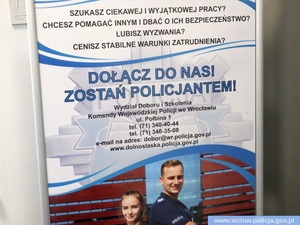 Plakat z napisem dołącz do nas zostań policjantem