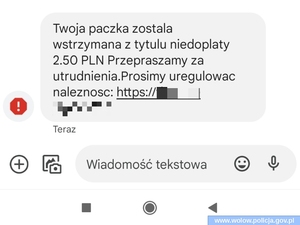 widok zrzutu ekranu z telefonu komórkowego z treścią wiadomości SMS Twoja paczka została wstrzymana z tytułu niedopłaty 2.50 PLN. Przepraszamy za utrudnienia. Prosimy uregulować należność, na końcu zamazany link do strony internetowej