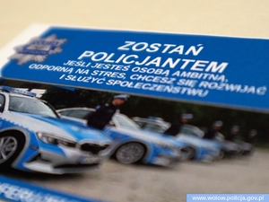 Zdjęcie ulotki z napisem zostań policjantem