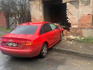 Nietrzeźwy kierowca wjechał w ścianę budynku, a następnie uciekł. Został zatrzymany przez wołowskich policjantów