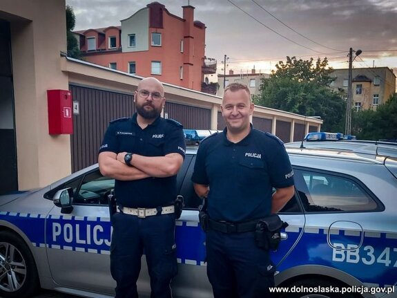 policjanci przy radiowozie