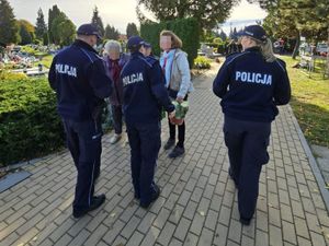 Na cmentarzu również można rozmawiać z policjantami o bezpieczeństwie