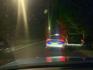 Na zdjęciu widzimy samochód osobowy oraz radiowóz w trakcie kontroli.