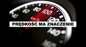 Na zdjęciu widzimy licznik samochodowy oraz napis : Prędkość ma znaczenie