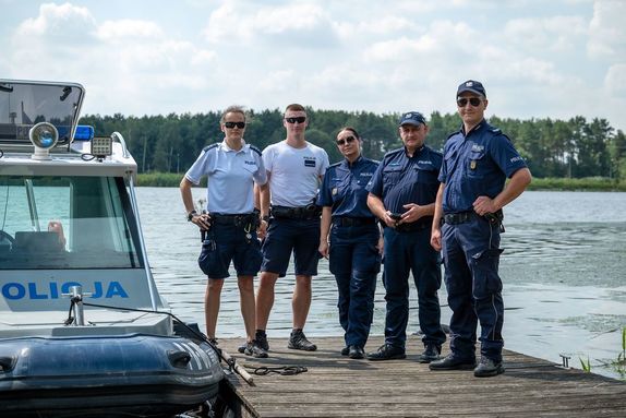 Zdjęcie przedstawia policjantów z KP Brzeg Dolny i policjantów z Komisariatu Wodnego we Wrocławiu