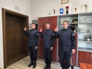 ŚLUBOWANIE NOWOPRZYJĘTYCH POLICJANTÓW W KPP WOŁÓW. NA ZDJĘCIU WIDZIMY 3 POLICJANTÓW W TRAKCIE ŚLUBOWANIA