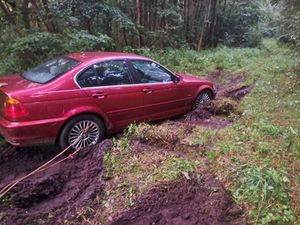 Na zdjęciu widzimy bordowe auto marki BMW