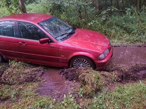 Na zdjęciu widzimy bordowe auto marki BMW