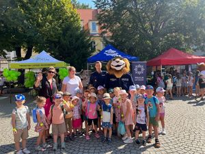 na zdjęciu widać dzieci i  policjanta podczas pikniku prewencyjnego