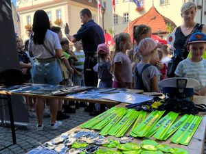 na zdjęciu widać dzieci i  policjanta podczas pikniku prewencyjnego