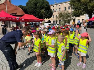 na zdjęciu widać dzieci i  policjanta podczas pikniku prewencyjnego