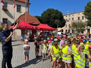 na zdjęciu widać dzieci i  policjanta podczas pikniku prewencyjnego