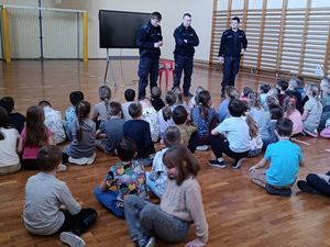 spotkanie policjanta z uczniami