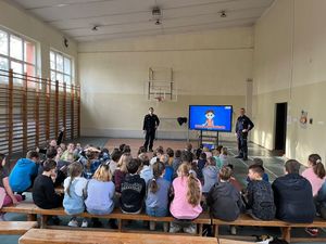 policjanci rozmawiają z uczniami