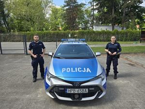 Wołowscy policjanci z narażaniem własnego zdrowia i życia uratowali kobietę z zadymionego mieszkania