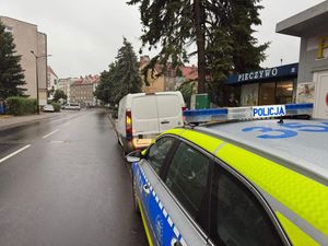 Radiowóz i pojazd koloru białego