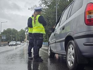 policjanci kontrolują kierowców