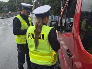 policjanci kontrolują kierowców