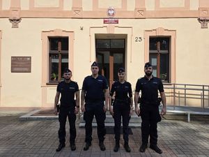 Wołowscy policjanci narażając życie i zdrowie ratowali mieszkańców z płonącego budynku