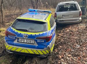 Na zdjęciu radiowóz oraz drugi pojazd