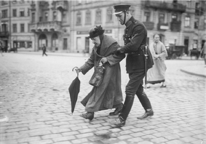 Zdjęcia przedstawiają dzielnicowych w różnych sytuacjach