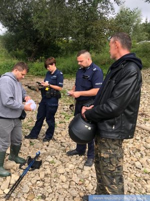 dzielnicowi podczas czynności legitymowania mężczyzn